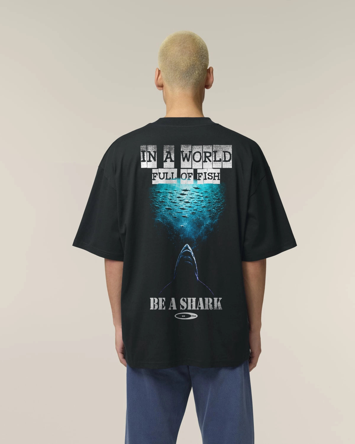 Rückansicht In a World Full of Fish Be a Shark Oversized Statement-Shirt